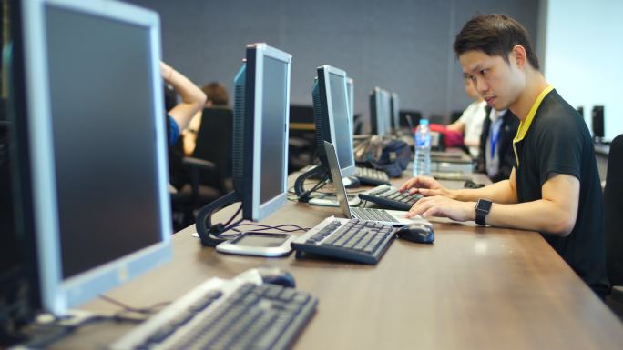 计算机实验室计算机业务人员