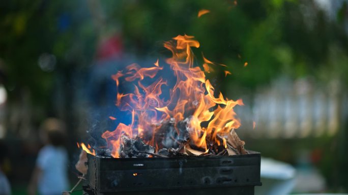户外烧烤炉燃烧的木材空气污染