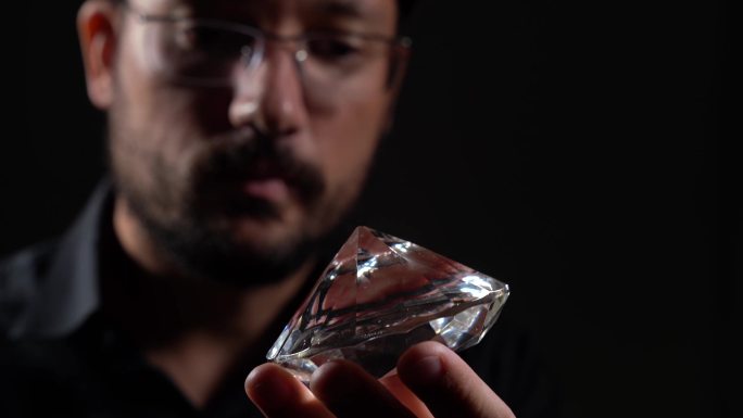 钻石是由钻石加工的熟练工人打磨的