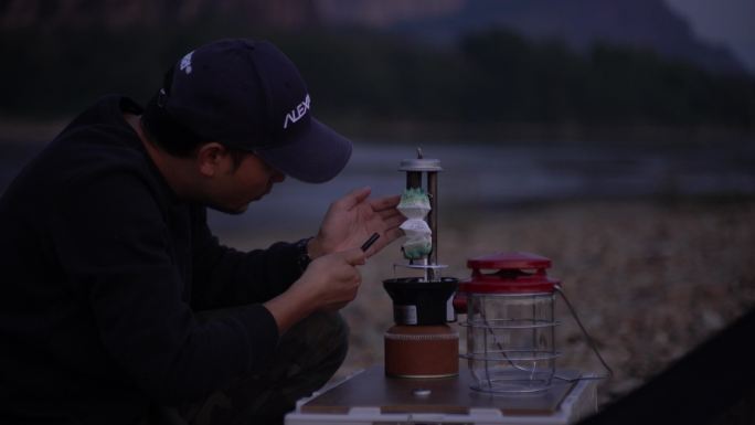 露营夜晚使用科勒曼汽灯场景