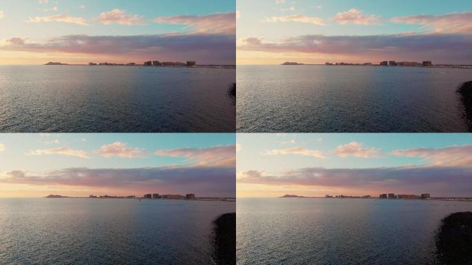 佩纳斯科港，洛基角，索诺拉墨西哥，鸟瞰小镇，埃尔马利孔和科尔特斯海美丽的多云日落，