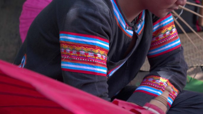 亚洲年轻人手工制作雨伞