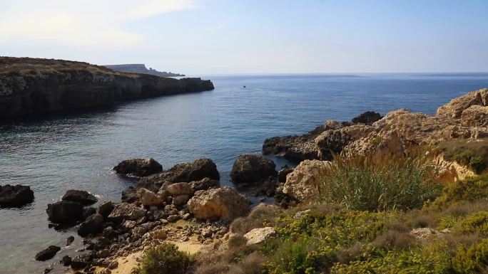 阳光明媚的波比悬崖，马耳他