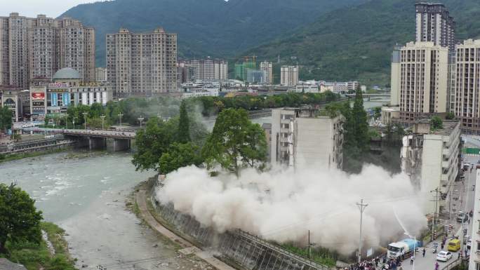 城市建设老旧街区旧房改造拆除挖掘机作业