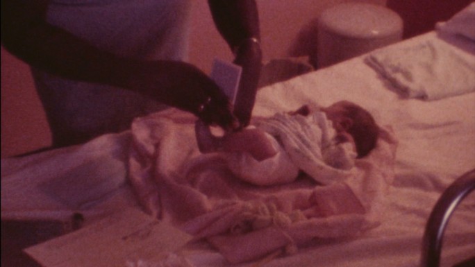 护士给新生儿留下脚印。