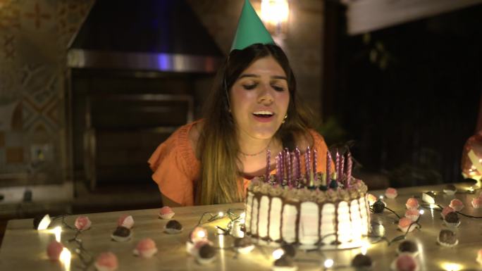 少女吹灭生日蛋糕上的蜡烛