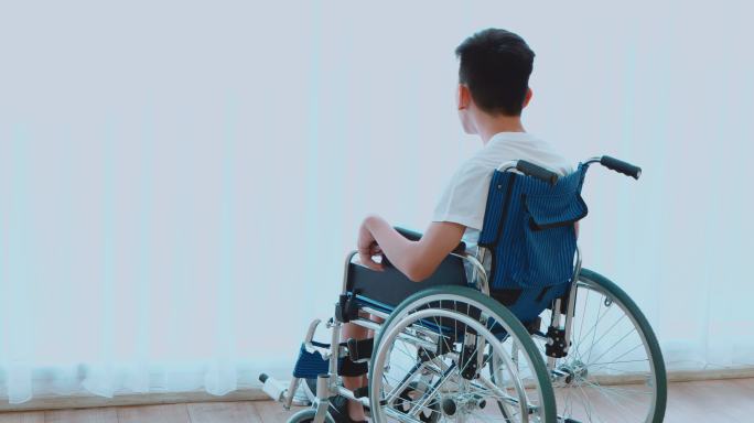 医院里的残疾男孩轮椅残疾