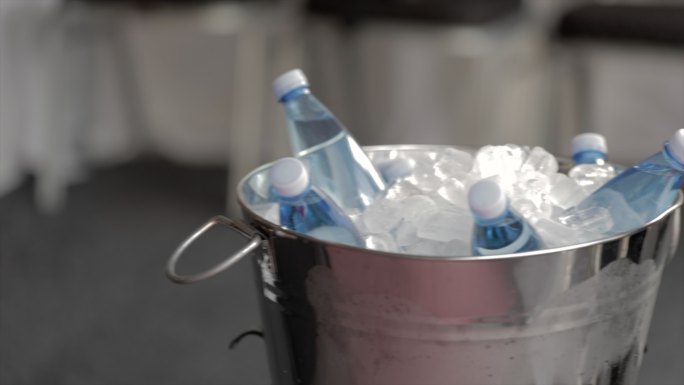 在一桶冰中冷却的瓶装水