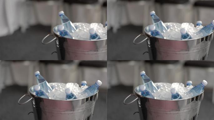 在一桶冰中冷却的瓶装水