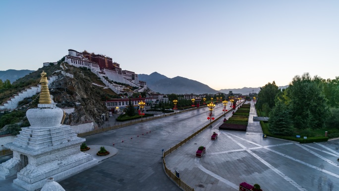 西藏拉萨布达拉宫夜转日日出车流人流