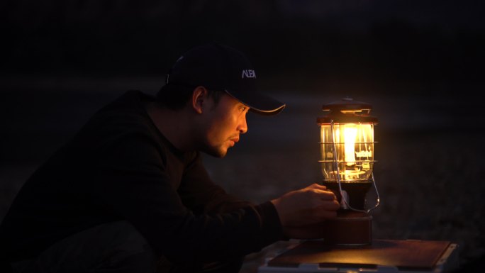 露营夜晚使用科勒曼汽灯场景