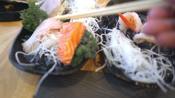 POV在日本餐厅吃三文鱼刺身