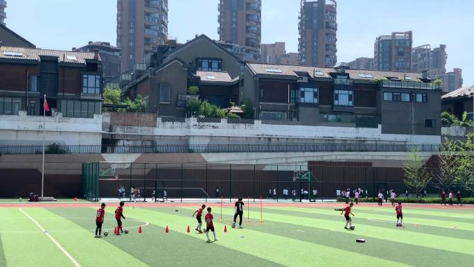 西安市曲江第一小学学生在操场足球训练踢球
