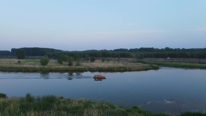 游客乘着小船在河面上观光