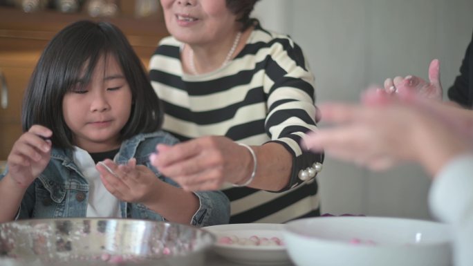 中国老人家为中国新年团圆饭准备中餐“汤圆”汤圆