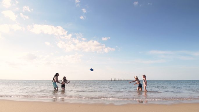 一家人在海滩玩飞盘