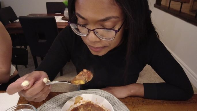 在美国西部烹饪辣椒和一起吃Z代年轻人混合种族室内4K视频