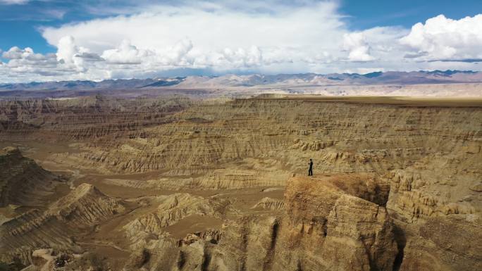 西藏阿里玛朗大峡谷一个人站在悬崖高处
