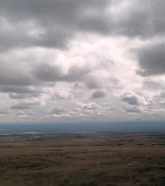 西北草地的画面 竖屏