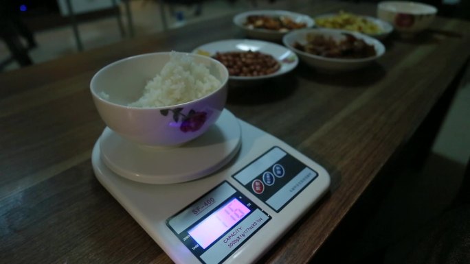 21糖尿病患者不敢吃饭称量米饭