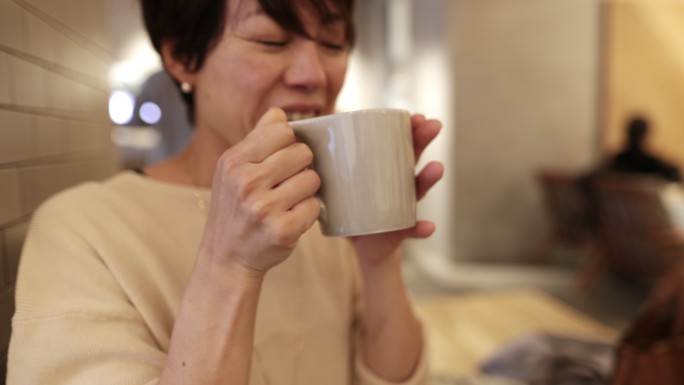 一名日本女子在咖啡馆喝咖啡