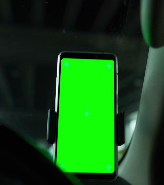汽车仪表板绿色屏幕上的电话。