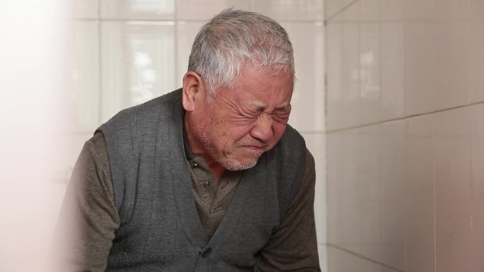38老年男人便秘难受蹲厕所痛苦吃药