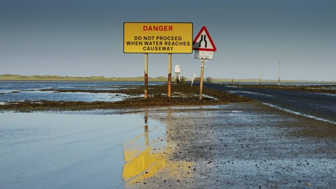 Lindisfarne堤道的水研磨
