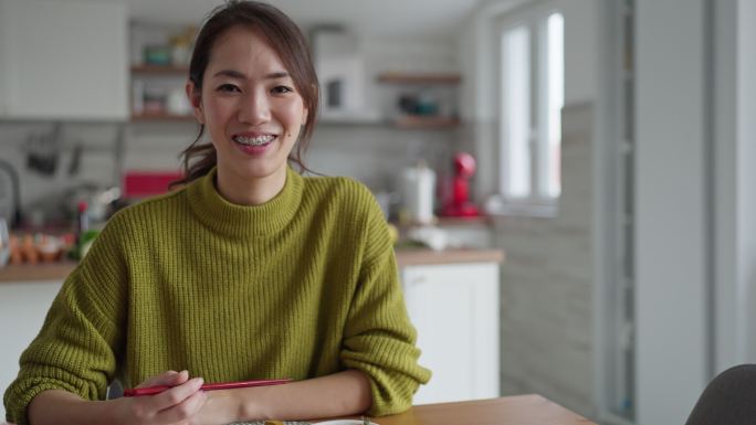 快乐的日本女性午餐吃寿司