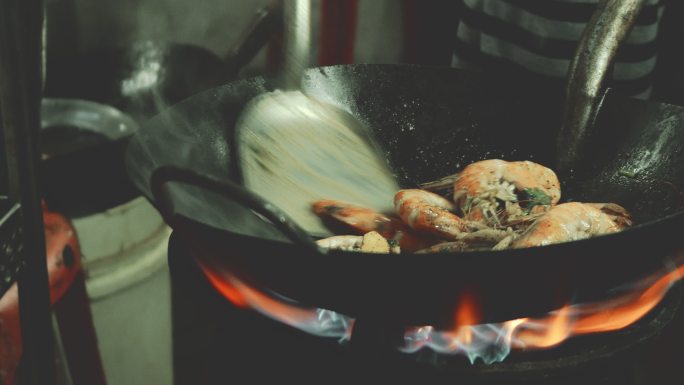 亚洲食品，炸虾渔夫生活炒虾农村铁锅