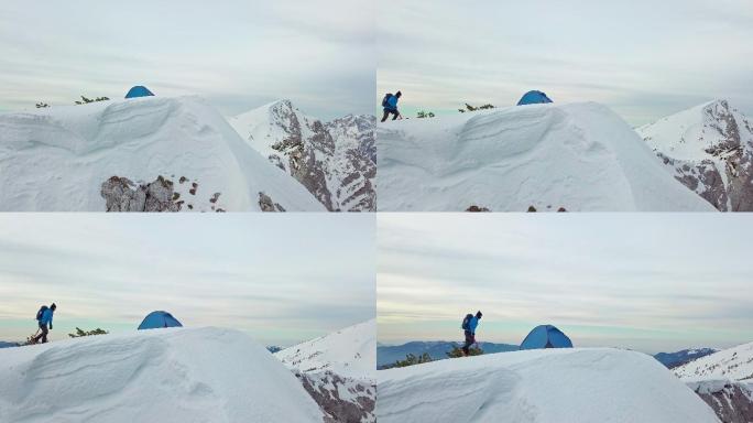 拿着冰斧的人登上雪山庆祝成功