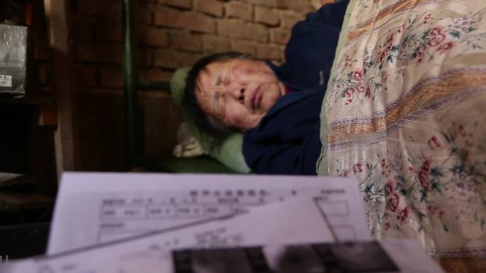24贫困生病的老年妇女老公伺候老婆
