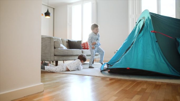 家庭在家玩耍家里搭帐篷