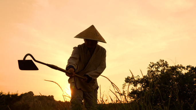 锄地，古代穿汉服农夫锄地，夕阳