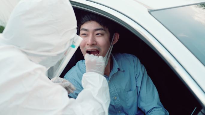 一名年轻男子在车上检测2019冠状病毒疾病。