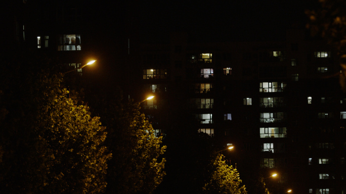 夏天人流街道，城市生活夜晚路灯 阳台窗户