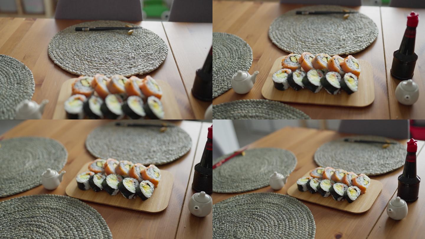 桌上放着寿司的木盘