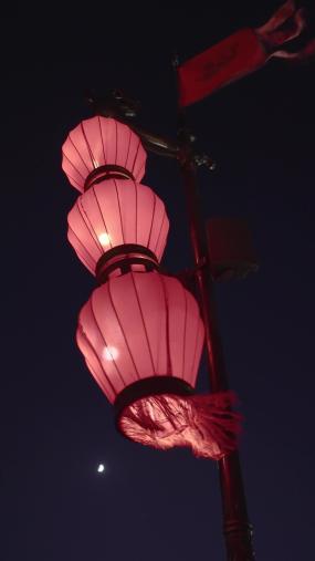 晚上古城墙顶上的灯笼/中国陕西西安视频素材