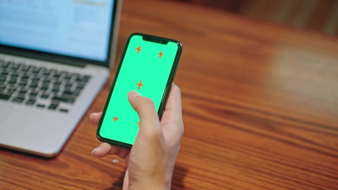 【正版素材】男模特操作手机绿幕2