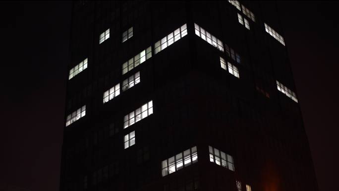 夜晚的摩天大楼。所有的灯都熄灭了，时间流逝