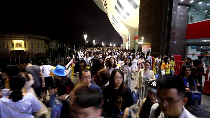 演唱会退场场外人流镜头