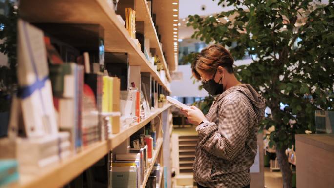 在图书馆阅读毕业季毕业片头学生学校老师学