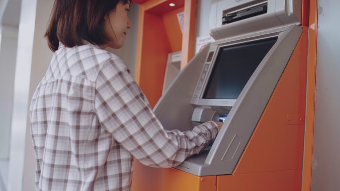 使用ATM的女性取款取钱自助取款机