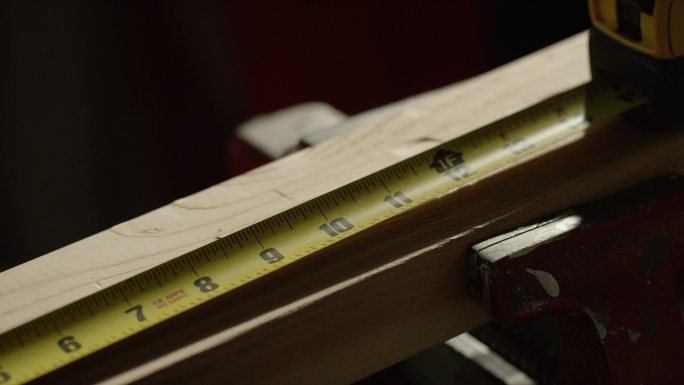 一位高加索工匠用记号笔和卷尺在木板上标记尺寸