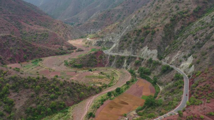 云南楚雄州双柏县山谷农田自驾旅行公路风光