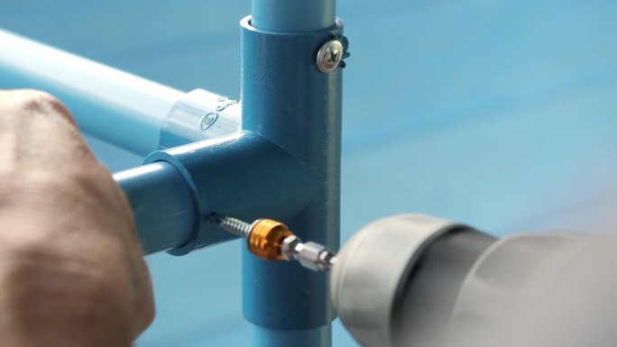 手动拧pvc。水管采用电动螺丝刀。