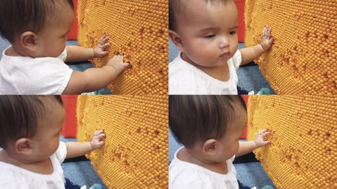 亚洲女婴玩手印别针玩具
