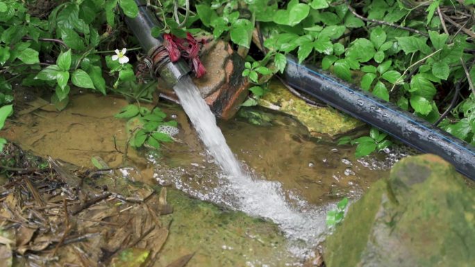 农村流水水管流水农村水池