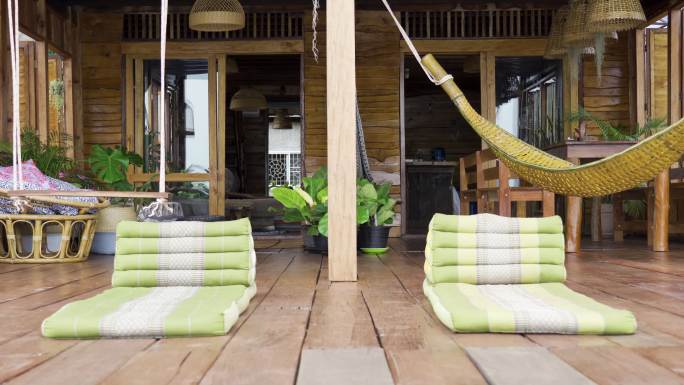 木制甲板上的传统泰国地板垫