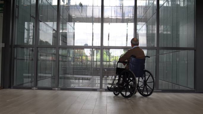 养老院轮椅上无法辨认的老人的后视图